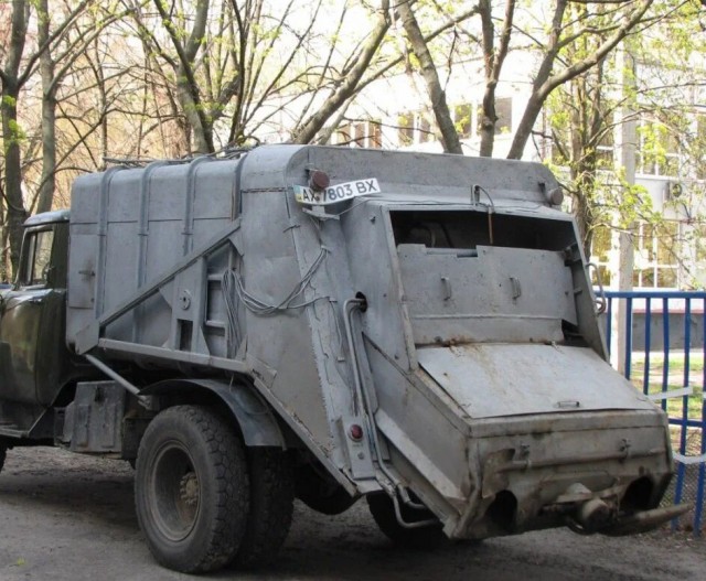 Мусора не было, все вторично и бутылки сдавали, и ящики в обороте годами. Продуманно было.