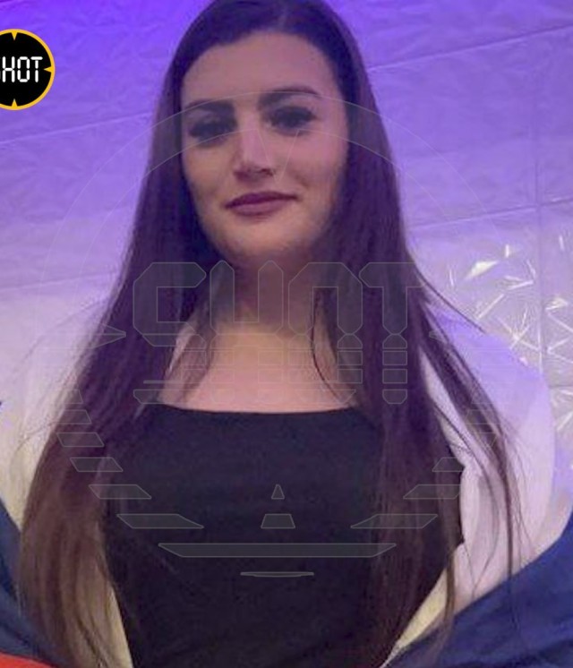 Канадка, обожающая Россию, на Хэллоуин до смерти перепугала украинца, прогуливаясь с российским флагом.