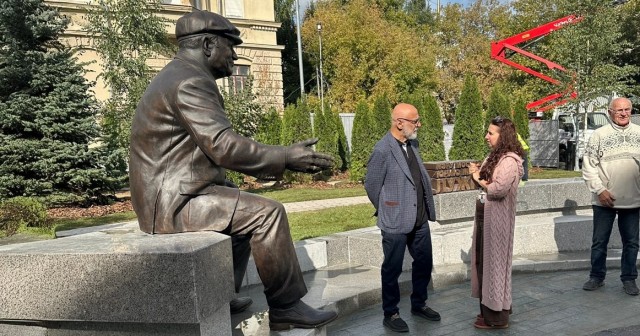 В Большом Сухаревском переулке устанавливают памятник Юрию Лужкову