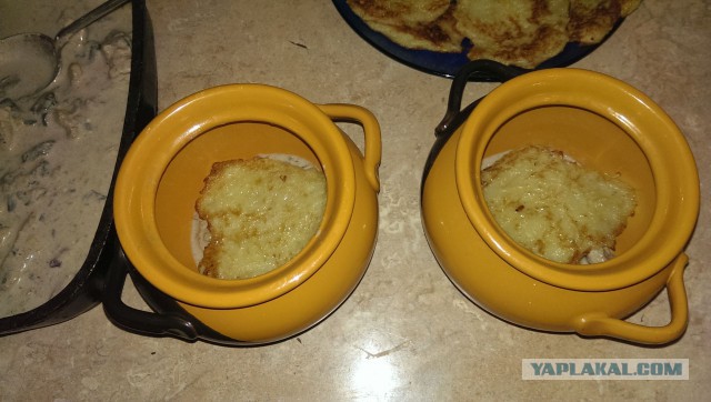 Драники в горшочках с мясом и грибами.