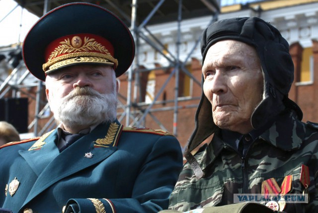 "ряженные" на трибунах Парада Победы