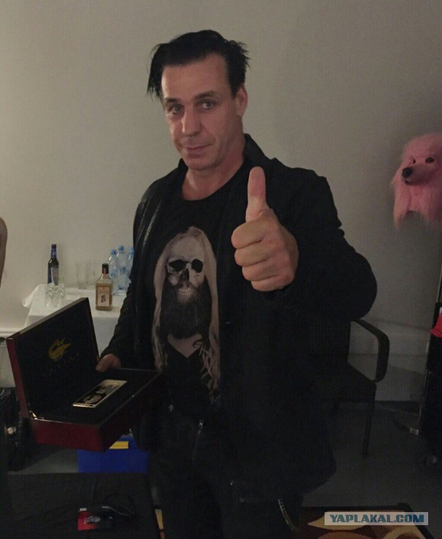 Rammstein похвастался золотым iPhone 6s с портретом Путина