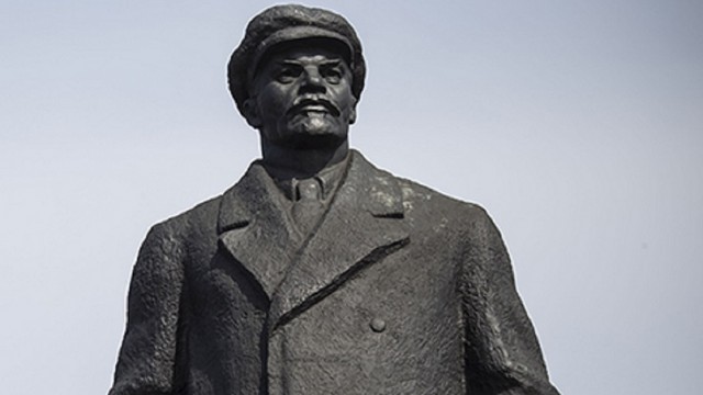 Ребенка раздавило плитой от снесенного памятника Ленину