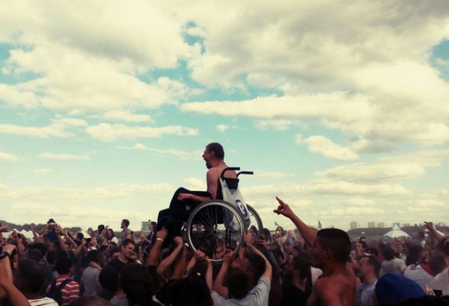 На минском рок-концерте толпа подняла на руки парня в инвалидной коляске