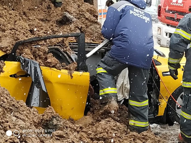 В Москве многотонный грузовик с землей занесло после аварии, и он опрокинулся прямо на такси