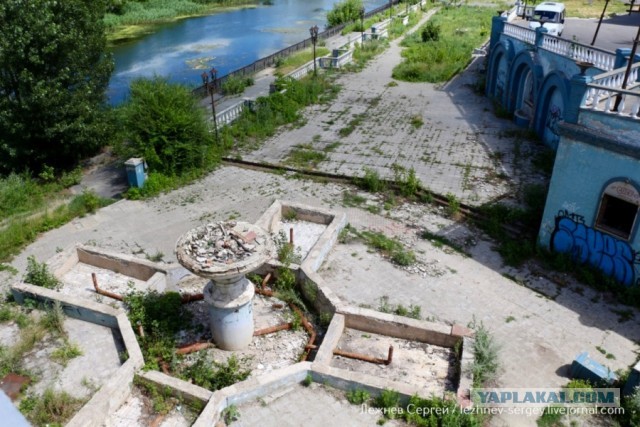 Набережная города Старый Оскол спустя неделю после открытия. Ну, а кто же знал, что дождь пойдёт?