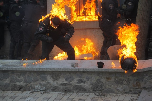 В Мексике протестующие против жестокости полиции... подожгли патрульного