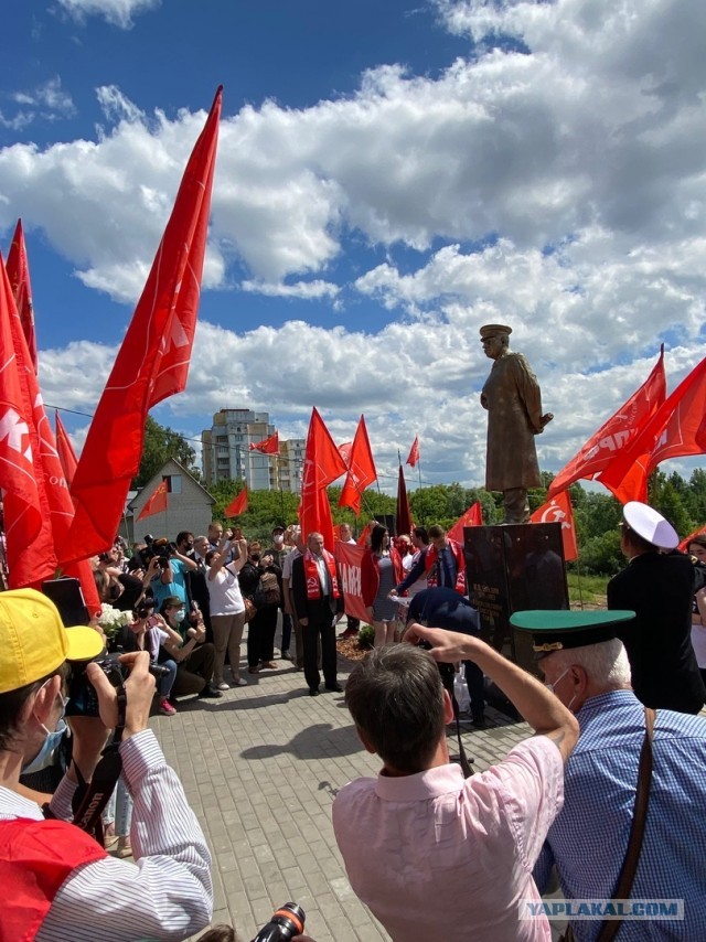 Памятник Сталину открыли