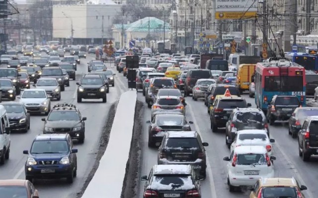 «Никаких дорог не хватит»: Собянин пожаловался на количество автомобилей в Москве