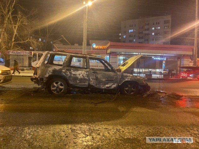 В Екатеринбурге мужчина пересмотрел боевиков и сжёг прямо на дороге автомобиль
