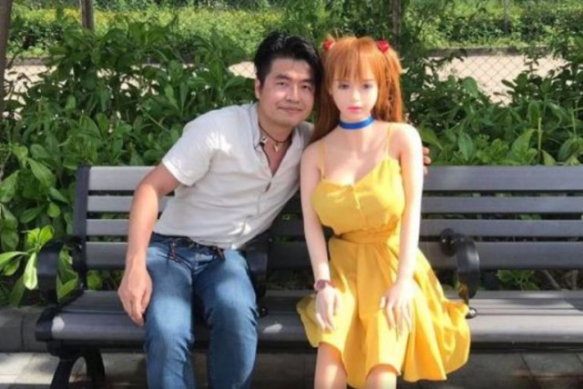 В семье китайца, женатого на секс-кукле, «родился» игрушечный ребенок