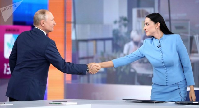 Её специально назло народу поставили вести эфир?