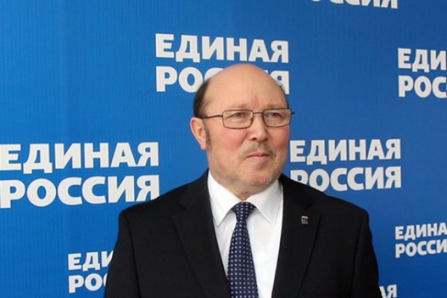 В Кургане местный депутат фотошопит себя в отчете о проделанной работе