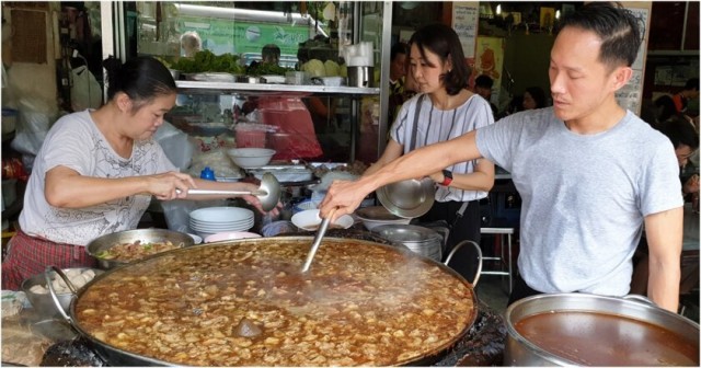 "Вечный суп", который без перерыва варится в Бангкоке 45 лет