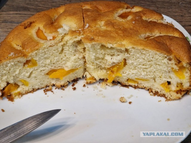 Быстро-вкусно: пирог на сметане с персиками