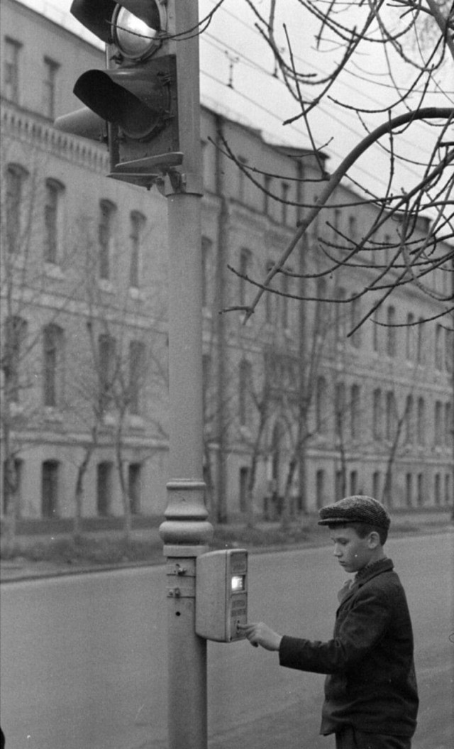 Кнопка для перехода дороги на сигнал светофора