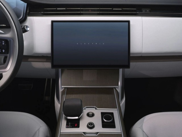 Гамма Range Rover пополнилась электрическим вариантом. Цена элитного внедорожника доходит до 300 000 долларов