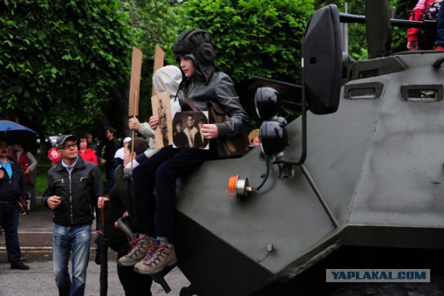 Бессмертный полк: Алматинцы маршировали по улицам города с портретами ветеранов и зонтами
