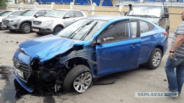 Женщина разнесла пять автомобилей в Воронеже из-за заклинившей педали газа