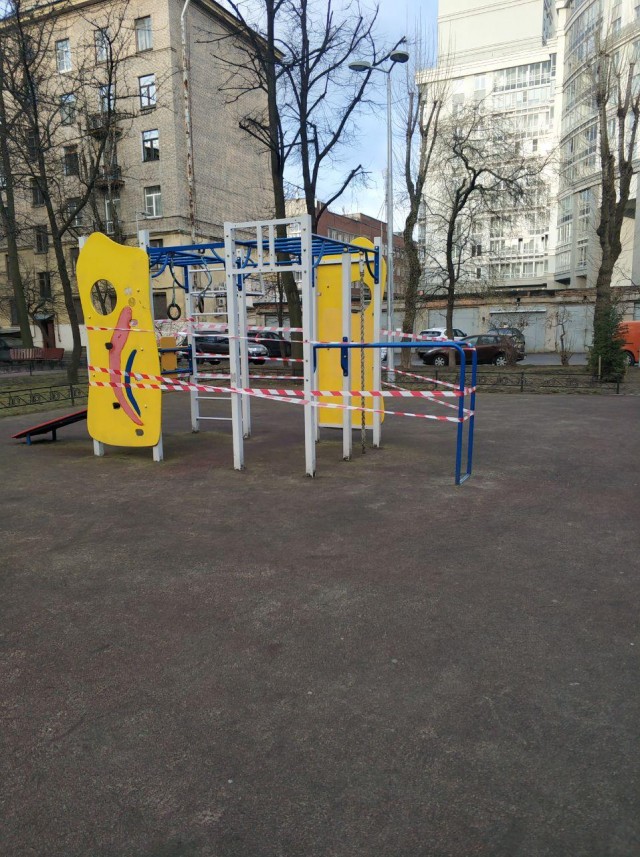 В Петербурге мужчину оштрафовали на 15 тысяч рублей за прогулку с ребёнком на детской площадке