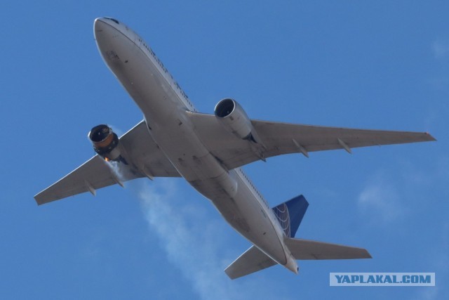 Boeing 777-200 совершил аварийную посадку после взрыва двигателя