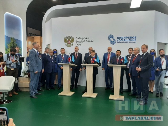 Участники Петербургского экономического форума поголовно игнорируют масочный режим, пока суды продолжают массово штрафовать россиян за его нарушение