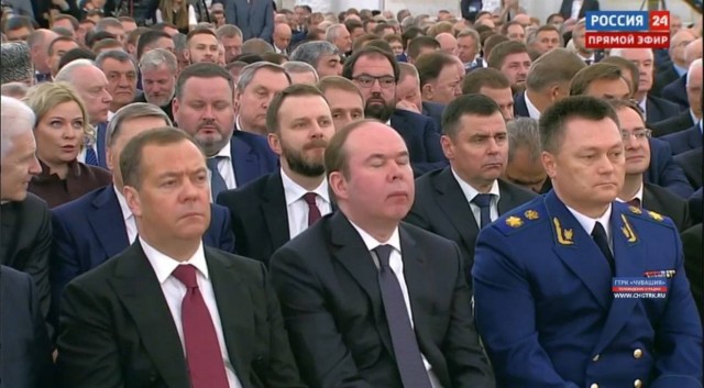 Медведев притащил на выступление Путина помощника, который будет спать вместо него.