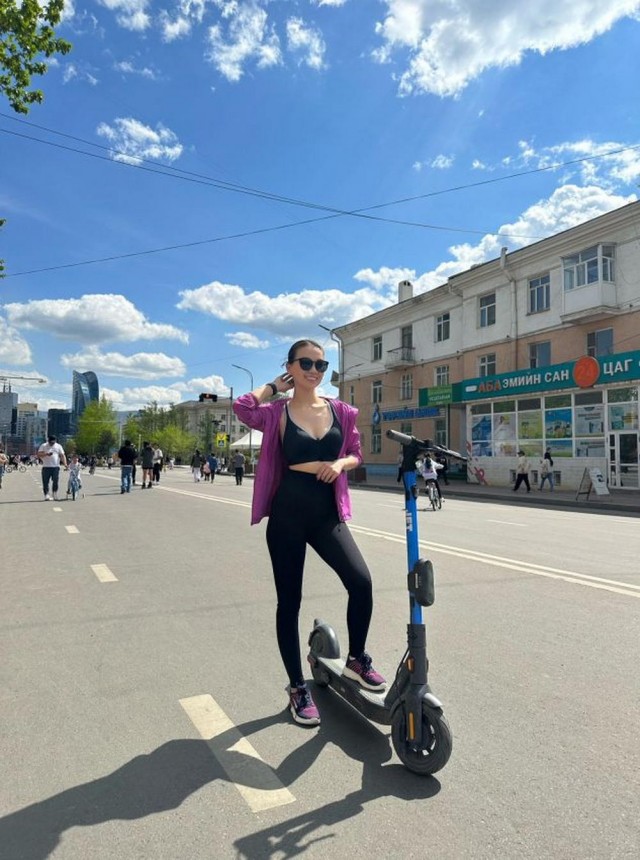 Всем дамам будто вечно двадцать и даже не к чему придраться...