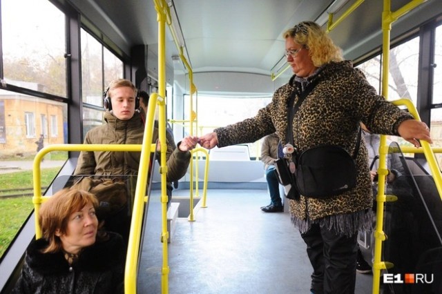 «А мне комфортно занимать 2 кресла!»: почти идейный спор кондуктора и пассажиров в самарском автобусе