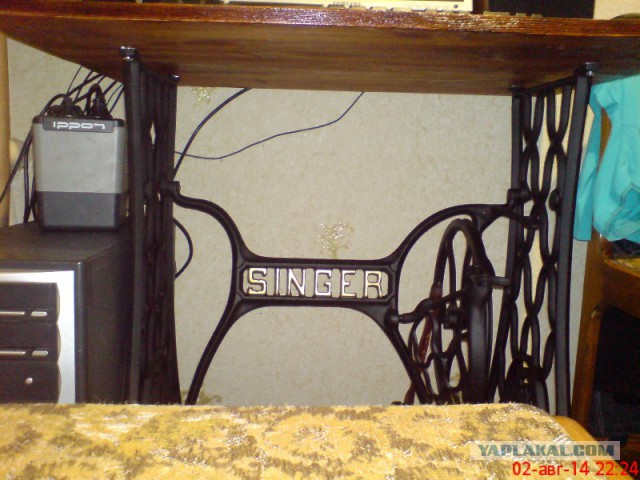Компьютерный столик из швейной  машинки Зингер