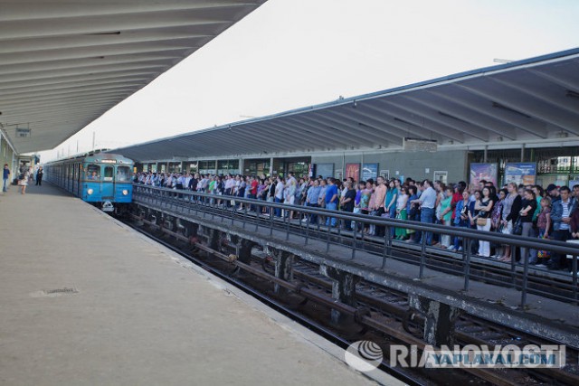 Фото читающих в подземке москвичей поразило иностранцев. Они мечтают увидеть подобное у себя на родине