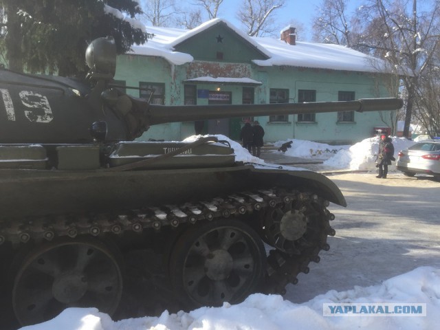 Танк раздавил машину полиции
