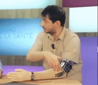 Джефф Безос в образе роботизированного суперзлодея