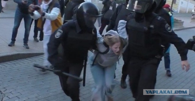 На Урале трое полицейских несколько километров несли на руках мужчину, который потерялся в зимнем лесу
