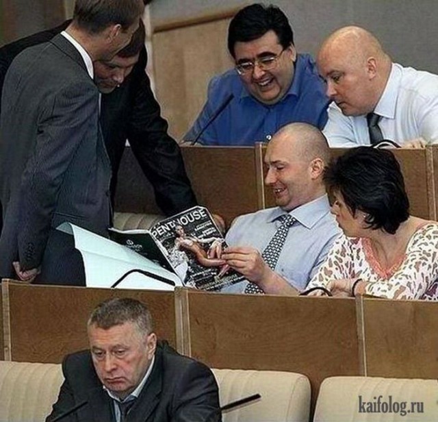 Депутата сверловского парламента уличили в одновременной игре на двух гаджетах во время заседания