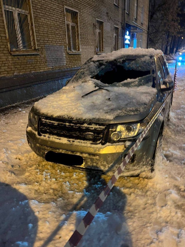 Беспощадная чистка льда с крыши дома в Москве