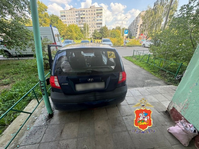 49-летняя инвалидка впечатала в подъезд 31-летнюю женщину с новорожденной дочкой в коляске