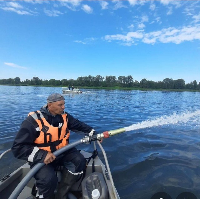 Новый выброс нефтепродуктов случился на Енисее при подготовке к подъёму затонувшего судна