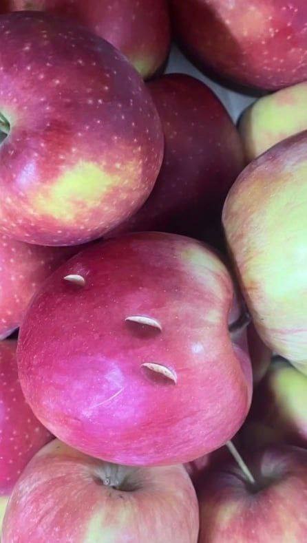 Раскрыта тайна этих непонятных выемок на фруктах и овощах