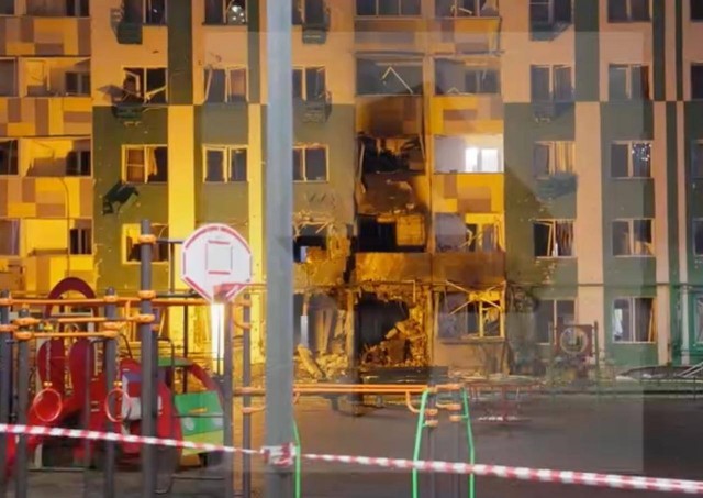 Дрон врезался в жилую многоэтажку в Твери