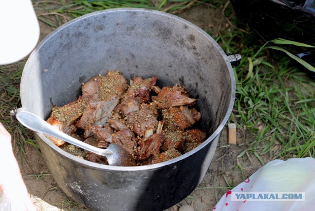 Мясо, овощи и котелок