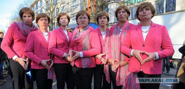 Меркель сфотографировалась с одним из обвиняемых в терактах в Брюсселе