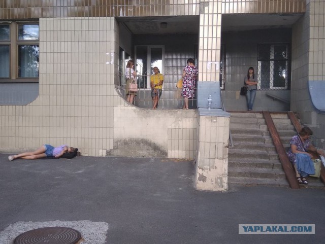Как думаете, куда это за очередь в 6:45 утра?