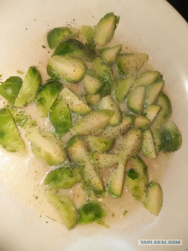 Давайте поговорим о приятном!Салат с брюссельской капустой, арахисом под горчичной заправкой