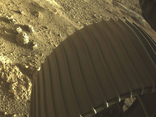 Ровер Perseverance прислал первые цветные снимки, сделанные во время посадки на Марс