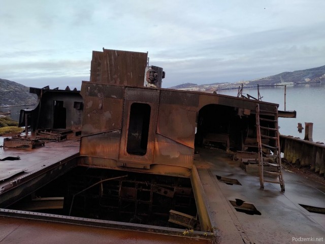 Заброшенная плавучая база для подводных лодок ПБ-24