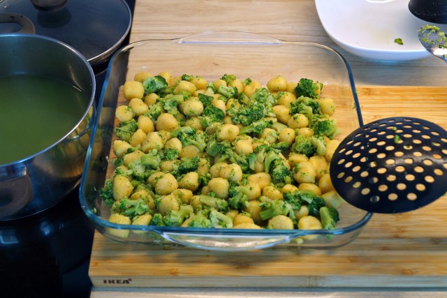 Запеканка ньокки с курицей и брокколи