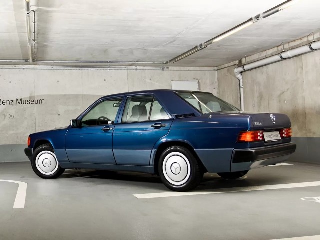 Маленький, но настоящий: как создавали Mercedes 190 и почему он стал звездой