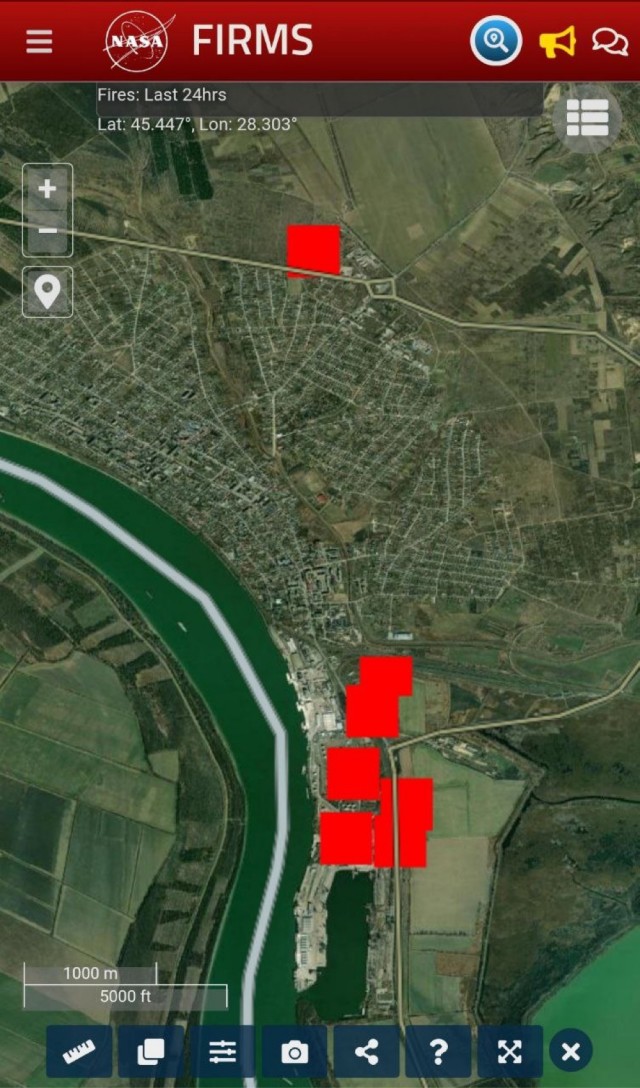 В Севастополе возник пожар после ракетной атаки