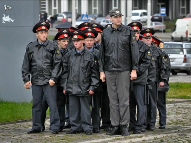 С Красной площади прогнали фотографирующихся девушек в традиционных русских сарафанах, кокошниках и с флагом России